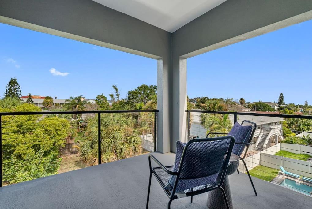 Blocks From The Beach With A Golf Cart And Pool! Клиъруотър Бийч Екстериор снимка