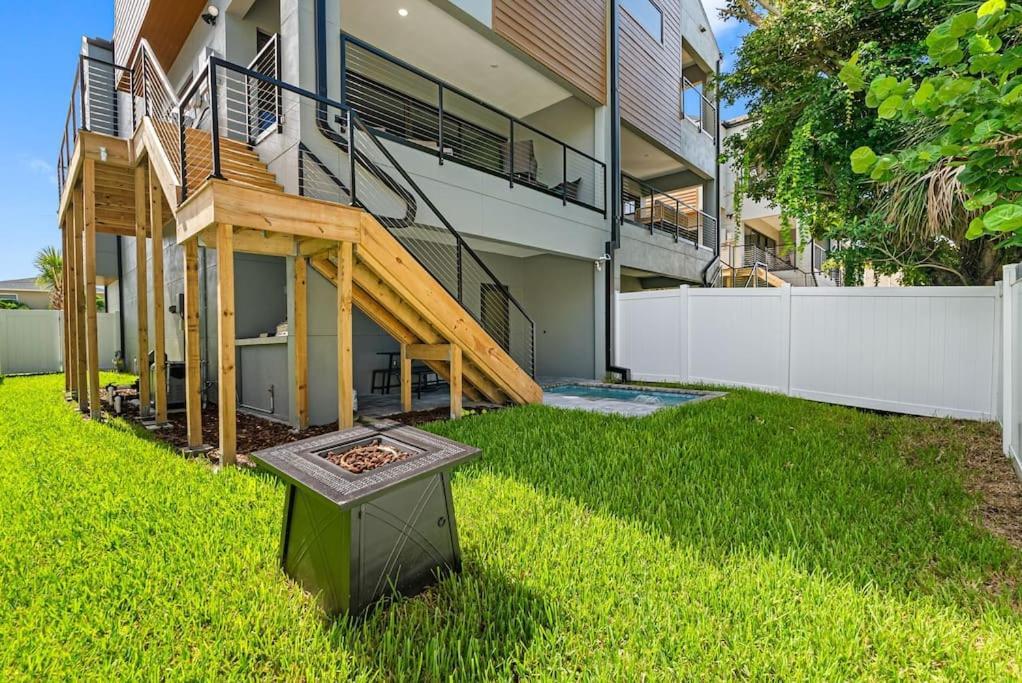 Blocks From The Beach With A Golf Cart And Pool! Клиъруотър Бийч Екстериор снимка