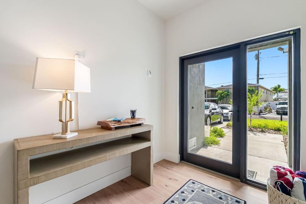 Blocks From The Beach With A Golf Cart And Pool! Клиъруотър Бийч Екстериор снимка